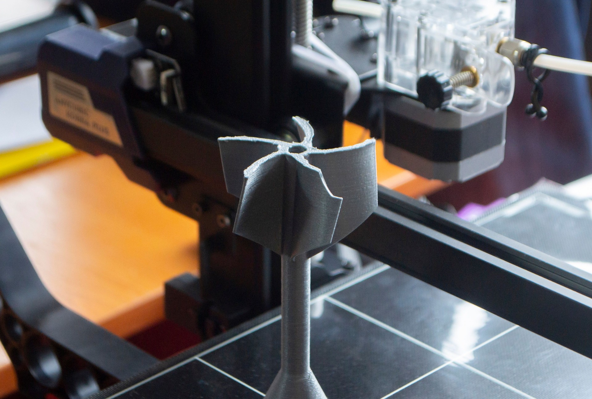 Modelo protótipo de ponta de bomba de foguete impresso em impressora 3D. Modelos de barbatanas de cauda