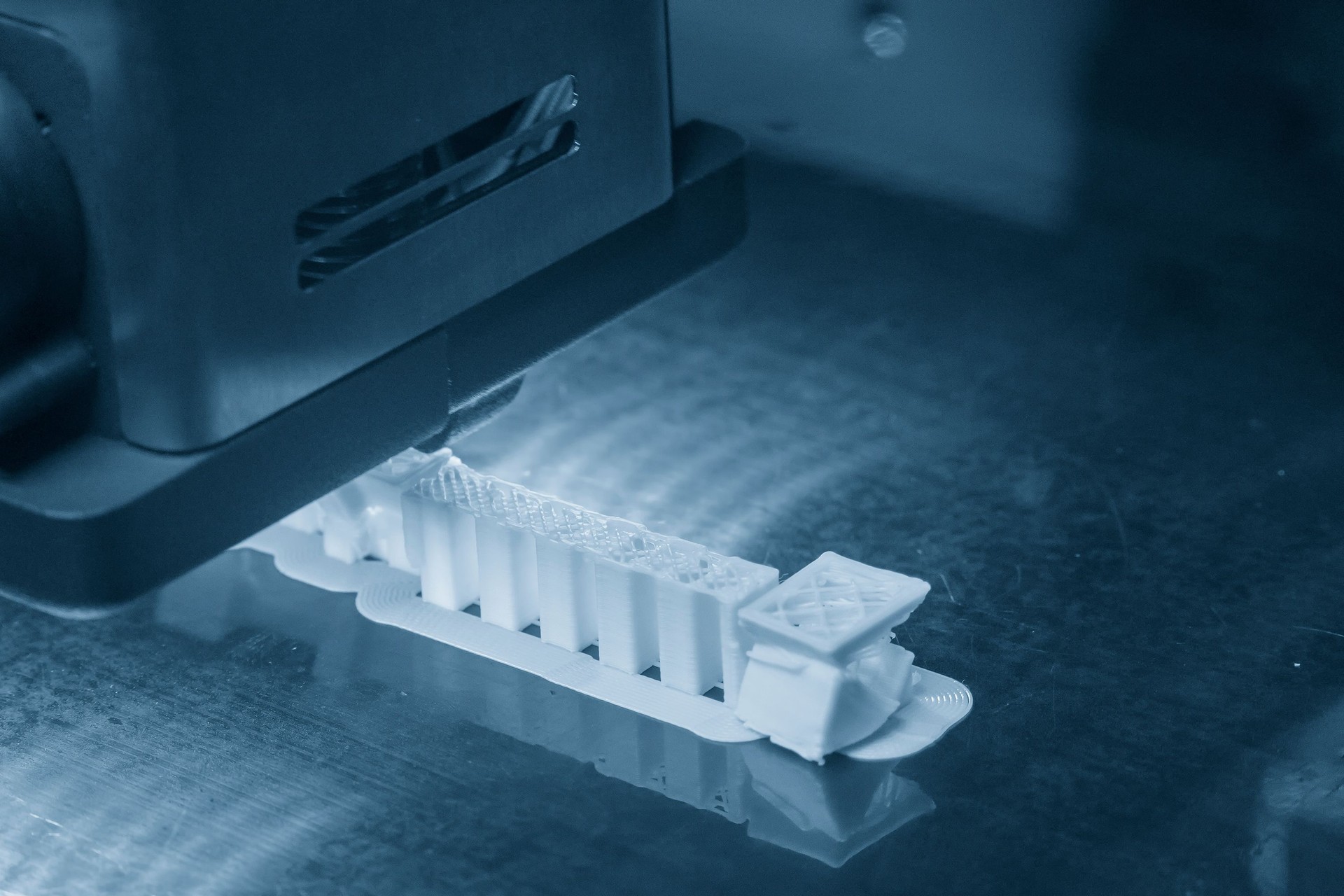 A fabricação aditiva por máquina de impressora 3D.